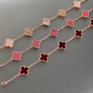 Roséguld klöver armband - Säljer tre olika färger klöver armband, finns i vinrött, rosa och ljusrosa. Helt nya och oanvända! Armbandet är i 18k guldpläterad och rostfritt stål.  310/st ❤️🩷