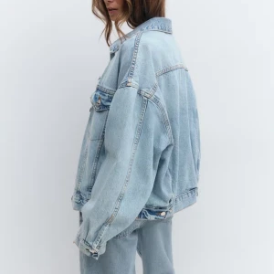 SÖKER jeansjacka från ginatricot💕 - Jag söker denna jeansjackan från Ginatricot i storlek S💕Hör av dig till mig om du säljer exakt denna jeansjackan!!