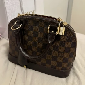 Alma bb - Jätte fin lv väska med en tillhörande band, nyckel samt lås.