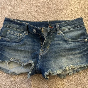 Lågmidjade jeansshorts  - Skitsnygga lågmidjade jeansshorts från hm!🥰 skriv för bild osv!