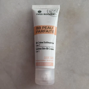 Yves Rocher BB Cream Light 6-i-1 - BB Peau Parfaite Sublime Skin BB Cream 6-i-1 från Yves Rocher i nyansen Light. Tuben innehåller 50 ml och passar alla hudtyper. Ger en naturlig och fräsch finish med lätt täckning. Perfekt för dig som vill ha en smidig basprodukt i sminkrutinen.
