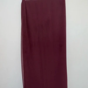Lång rosa chiffong sjal/slöja/hijab/halsduk - Jättefin lång chiffong sjal som också kan användas som slöja, hijab eller halsduk. Längden på sjalen är ungefär 175cm och bredden är ungefär 70cm. 100% polyester!