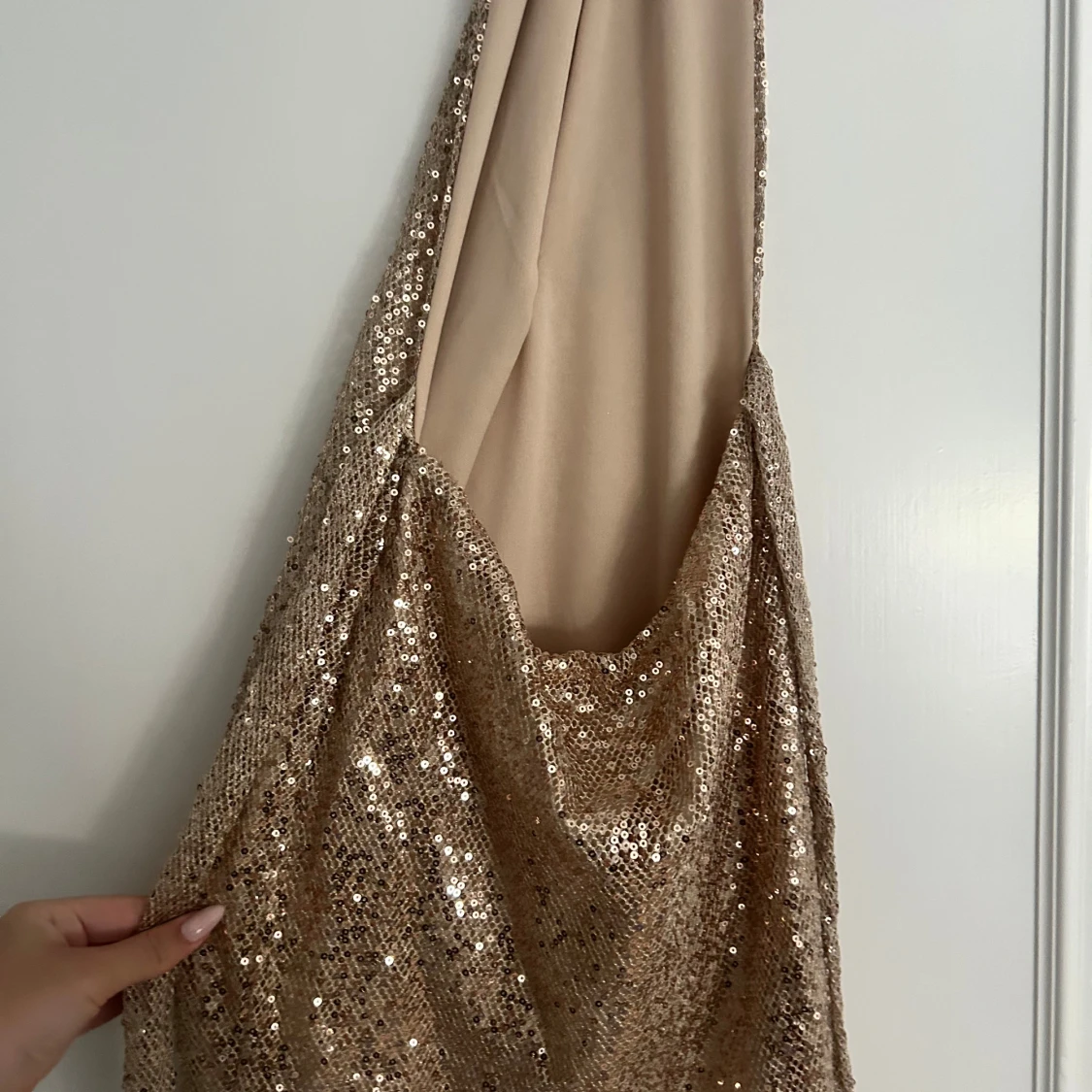 Glittrig guldig halterneckklänning - 2