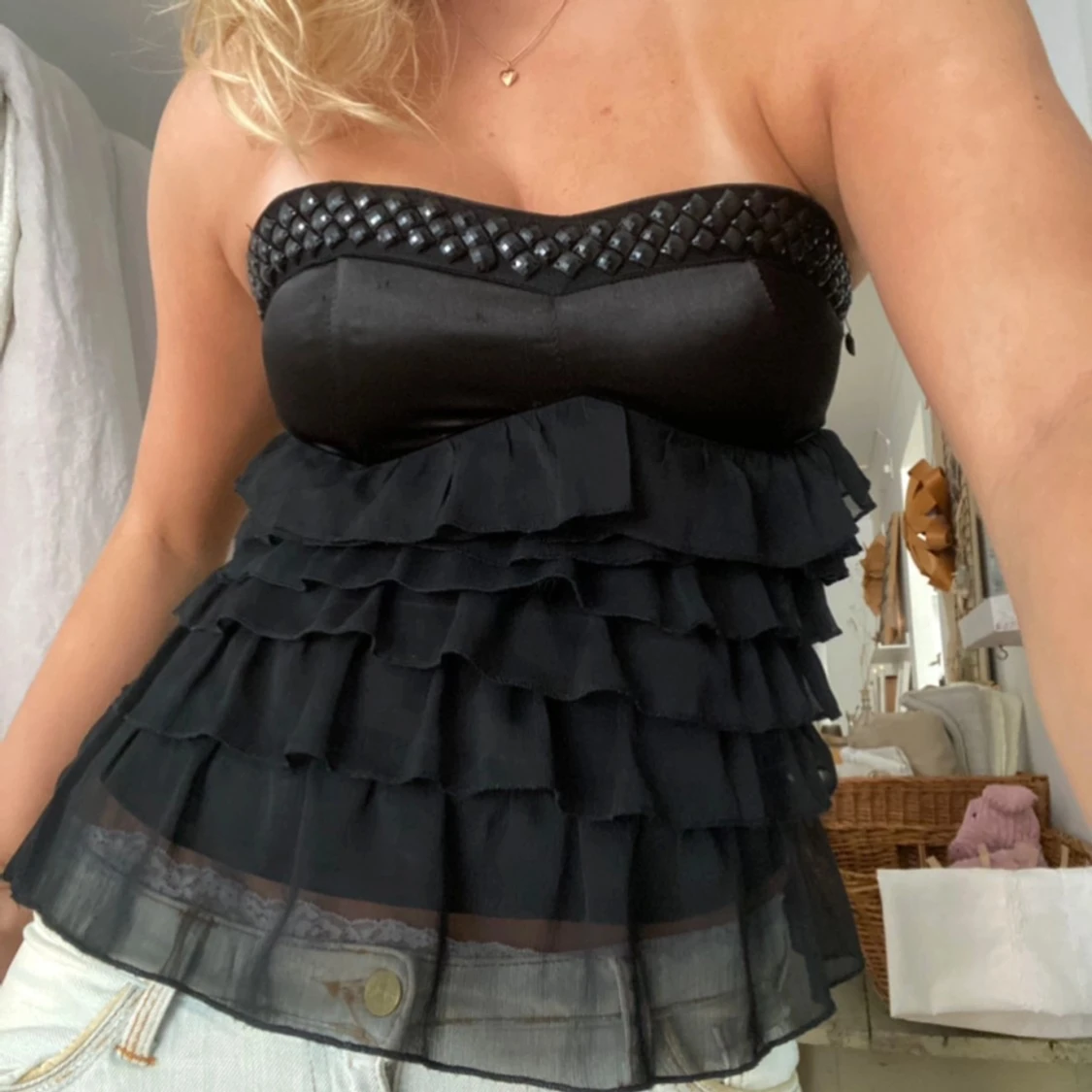 Svart axelbandslös topp med volanger - 91