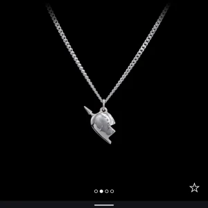 You & me necklace - Har lagt upp annons för båda, men om du ändast vill köpa dehär, så finns denna annons. Kedjor finns i längd 40 och 45 så man får välja vilken längd man vill ha, den som köper ena halsbandet först (eller båda) får såklart välja först💞💞