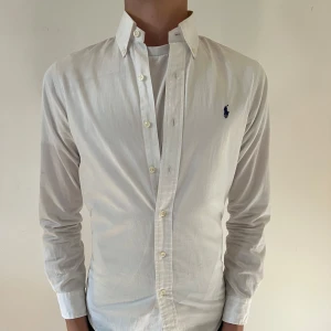 Vit Ralph Lauren skjorta XS - Hej, jag säljer nu min Ralph Lauren skjorta som tyvärr inte passar längre den är i storleken XS. Modellen är 185cm lång. Hör av dig vid funderingar.