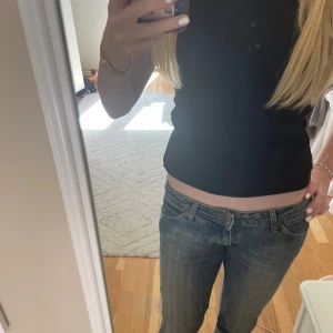 Wrangler jeans  - Säljer nu mina älsklings jeans då de blivit korta. Har en mycket låg midja och är i bra skick trots att de är använda en del. Innerbenslängden:ca 78 cm. Midjemått: ca 38cm. Passar mig som är 163cm! Lite skrynkliga på bilden men det löser jag innan jag skickar! Går att diskutera pris! Skriv för fler bilder 