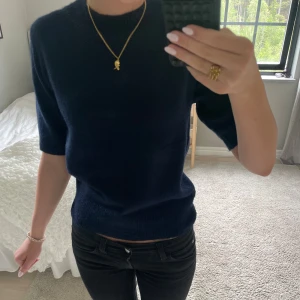 Stickad t shirt - Säljer denna mörkblåa stickade tröjan ifrån missay. Skulle säga att storleken är runt XS eller S. Den är endast använd 1 gång och har inga defekter. Säljer för 175 kr. Skriv privat för frågor eller fler bilder🩷