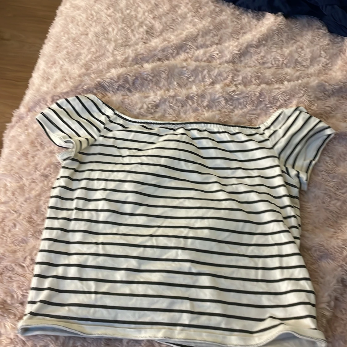 Randig offshoulder topp i bomull