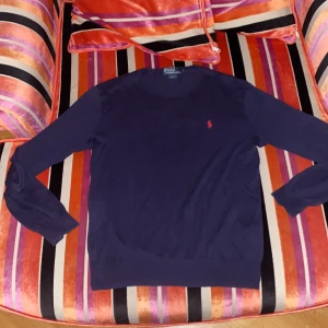 Mörkblå tröja från Polo Ralph Lauren - Slim fit mörkblå tröja från Polo Ralph lauren. Perfekt över en skjorta eller t-shirt. Använd en del. Storlek S