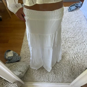 Vit lång kjol - As snygg, aldrig använd! Skriv vid funderingar🙌💗
