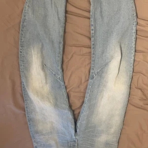 G-Star RAW Arc 3D Slim ljusa jeans - Säljer ett par ljusblå G-Star RAW Arc 3D Slim jeans med snyggt tvättad look och unika sömdetaljer längs benen. Jeansen har en slim passform och klassisk femficksdesign. Perfekta för dig som gillar street och modern stil. L34 