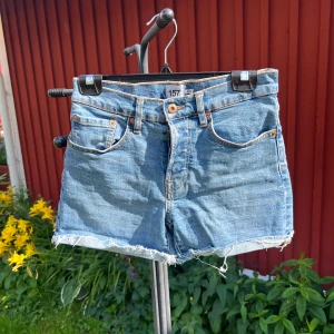 Blå jeansshorts från Lager157 - Blå jeansshorts från Lager157 med rå kant och hög midja. 