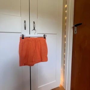 Orange shorts  - Oranga shorts från amisu, perfekt till sommaren 🧡Shortsen ingår i ett sett me en tröja, köper man båda får man setter för 150! 