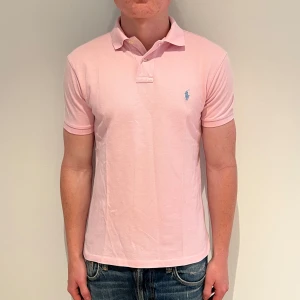 Ralph lauren piké - Ralph lauren piké | Skick: 9,5/10 | M | Fraktar via postnord eller instabox på köparens bekostnad | Hör av dig vid minsta fråga eller fundering! 