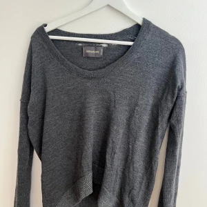 Mörkgrå merinoullströja Zadig & Voltaire - Snygg mörkgrå stickad tröja från Zadig & Voltaire i 100% merinoull. Superfin året om och har sjukt snygg passform. Den är köpt för 3 år sedan och har endast några få tecken på användning varav några av hålen som är meningen ska sitta i nacken har gått upp och blivit lite större💓 köpte för runt 2000kr! Storlek M men passar både större och mindre beroende på vilken passform man föredrar 💓