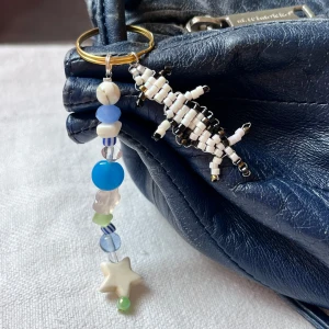 Handgjord bag charm  - Pärlad bagcharm med söt liten pärlad kossa. Handgjord av mig!✨