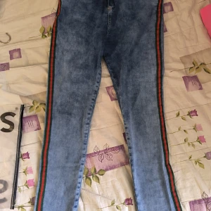 Blå jeans med ränder  -  ljusblå jeans. Jeansen har klassisk,bälteshällor och dragkedja. Använda endast några gånger. 