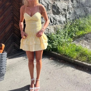 Gul klänning  - Jätte fin gul klänning, fick den i present men den har bara varit använd en gång så den är i väldigt bra skick. Tror den är från Zara. 