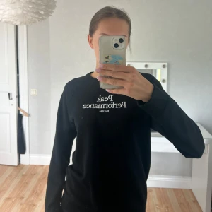 Supersnygg tröja från Peak Performance!! - Hejj, jag säljer nu denna supersnygga tröjan från peakperfomance pga den inte längre kommer till användning!! 💗 Den är i superbra skick, inga defekter men använd. Den är i storlek 170 men passar mig perfekt som brukar ha S/M!! Kontakta gärna vid fler funderingar eller bilder!! ❤️ Pris går att diskutera!! Nypris 799kr