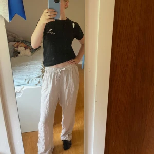 Beiga linnebyxor från 157, XS - Säljer ett par beiga linnebyxor från 157 i storlek XS. Byxorna har avslappnad passform, resår och snörning i midjan. Perfekta för chill dagar eller när du vill ha något luftigt och skönt på dig.