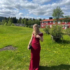 Balklänning  - Vinröd balklänning från bubble room. Den är endast använd en gång. Ny pris är 1000kr. Klänning är också uppsydd lite men det är inget som syns 