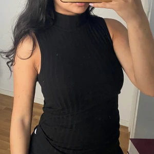 Svart halterneck - Svart ribbad halterneck