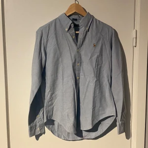 Ralph lauren skjorta - Snygg skjorta från Ralph lauren i bra skick. Är i storleken M men passar som s. 