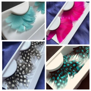 1 par Fjäderfransar finns i olika färger - Gäller 1 par. Finns Fyra olika par unika lösögonfransar med fjädrar i turkos, cerise, svart med vita prickar och svart med turkosa prickar. Perfekta för att skapa en riktigt kreativ och färgstark look. Fransarna har breda, mjuka fjädrar som ger en dramatisk effekt. 