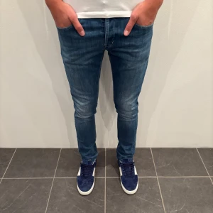 Dondup Jeans George  - Dondup Jeans George! Trendigaste jeansen på marknaden.  Skick= 9,5/10 Ny pris= 4000 kr Säljs för= 799 kr (Modellen har original slitningar från fabrik vilket är väldigt eftertraktat och populärt)