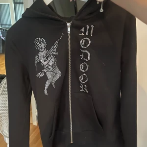 Svart hoodie med rinestone detaljer - Svart zip hoodie med rinestone detaljer. Lappen är bortklippt men storleken passar mig som är 163 cm. bra dig som vanligtvis är S/XS