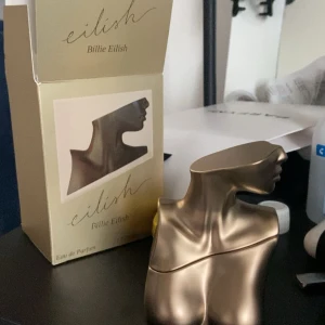 Eilish Eau de Parfum Billie Eilish - Kommer med originalkartong. 50 ml                   Ordinarie pris 649 men säljer för 500kr.           Priser kan i värsta fall gå att diskutera