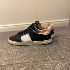Valentino flycrew - Hej säljer dessa valentino flycrew, helt ok skick, lite färg som lossnat. 12 nitar borta, skorna har släppt en aning på 2 ställen, därav priset. De går såklart att tvätta. Nypris 7000 men tar emot bud. Skorna tvättas självklart innan de skickas. KOM MED BUD!!!