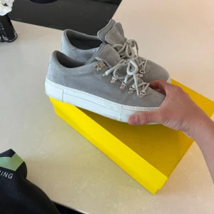 Grå mocka sneakers från Diemme - Snygga grå sneakers från Diemme i mocka med platt vit sula och coola metallöglor för snörningen. Modellen heter Marostica Low och är i superfint skick och bara använd några få gånger. Hör av er vid funderingar och priset kan diskuteras 