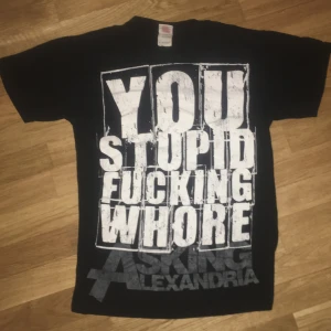Rare Asking Alexandria T shirt (2009-2010)  - Det här är en rare t shirt från bandet Asking Alexandria. Eftersom den är rätt rare så går den för ett högt pris. 