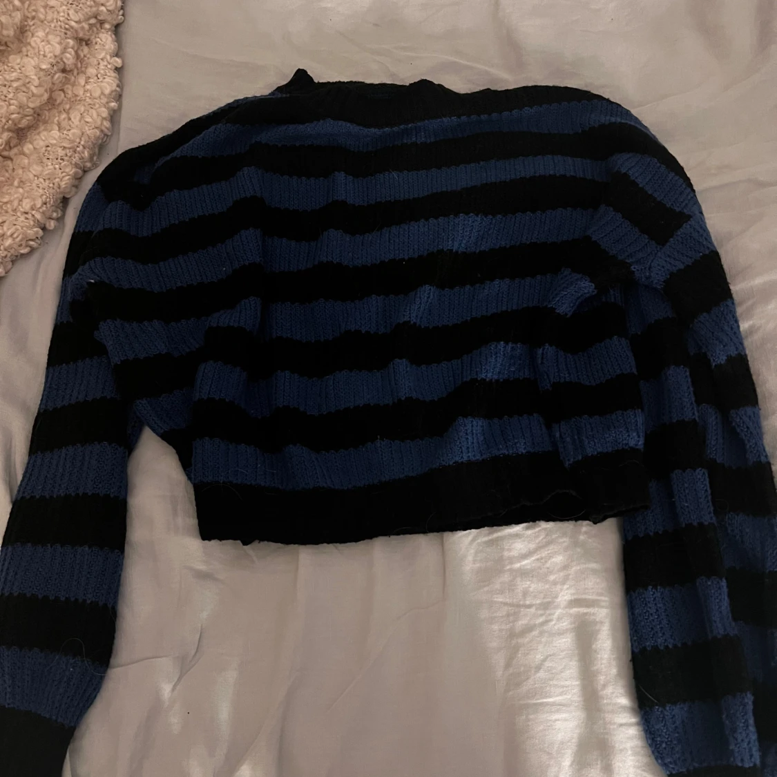 Randig blå och svart stickad tröja - 1