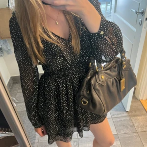 Zara klänning - Säljer denna jättefina klänningen från Zara. Så fin i sommar!💗💗