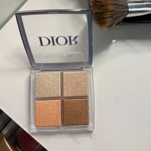 Dior Backstage Glow Face Palette - Dior Backstage Glow Face Palette med fyra skimrande nyanser: bronze, peach, glitter strobe pink gold och glitter strobe gold. Har 2 stycken!! Därav säljer jag denna i hopp om att någon får användning av den! Endast testad 1 gång💕