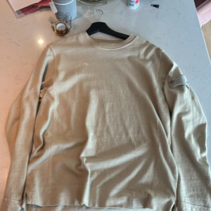 Stone Island beige - Feeeeet stone island sweatshirt i färgen beige, bra skick med endast en liten skråma (se bild 5). Storlek M. (Väldigt svår att få tag på)