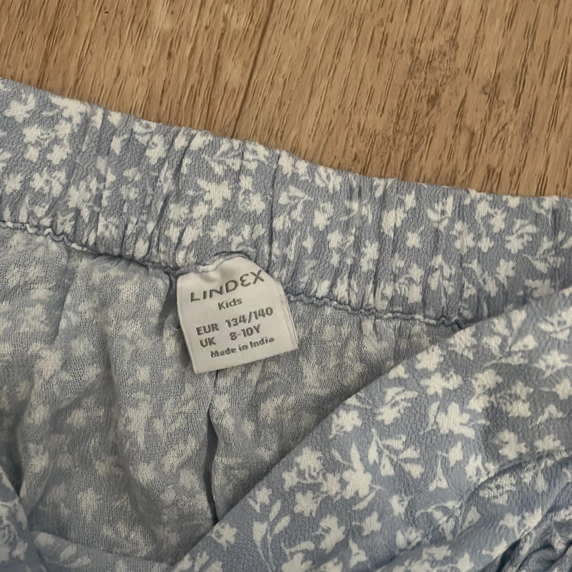 Blommig blå omlottkjol från Lindex - 1