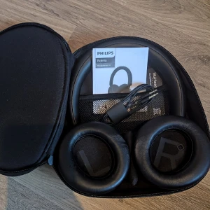 Fidelio Headphones L4 Manual - Manualen till Philips Fidelio Headphones L4 – perfekt för dig som vill få ut det mesta av dina hörlurar. Här hittar du allt du behöver veta om funktioner, inställningar och användning. Enkel att följa och smidig att ha med sig.