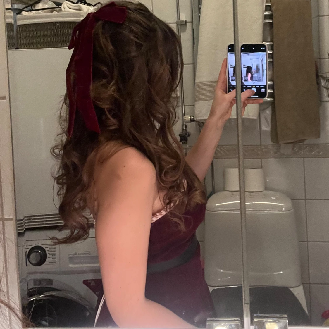 Vinröd sammetsklänning med snörning - 2