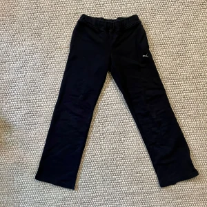 PUMA mjukisbyxor - lowwaist sweatpants från puma, kan göras tightare i midjan med knyband. snygg bootcut på dem ❤️ storlek S-M