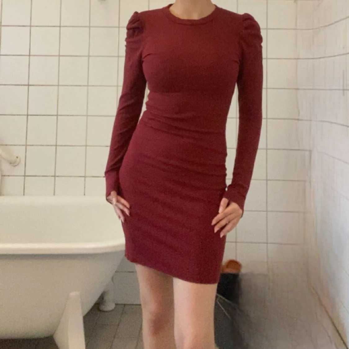 Vinröd tight kortklänning med puffärm NAKD