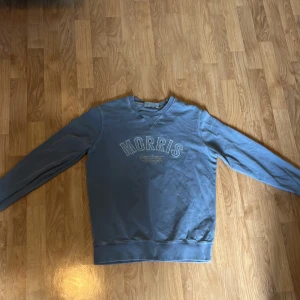 Morris sweatshirt | Mörkblå/ljusblå | Strl XS - En stilren långärmad sweatshirt från Morris i färgen mörkblå. En klassisk design med Morris loggan mitt på bröstet. Pris 349. Priset är förhandlingsbart