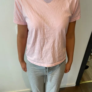 Ljusrosa basic t-shirt - Ljusrosa tröja från lager 157 i strl XS. använd ungefär 2 gånger och säljer då den inte kommer till användning. 