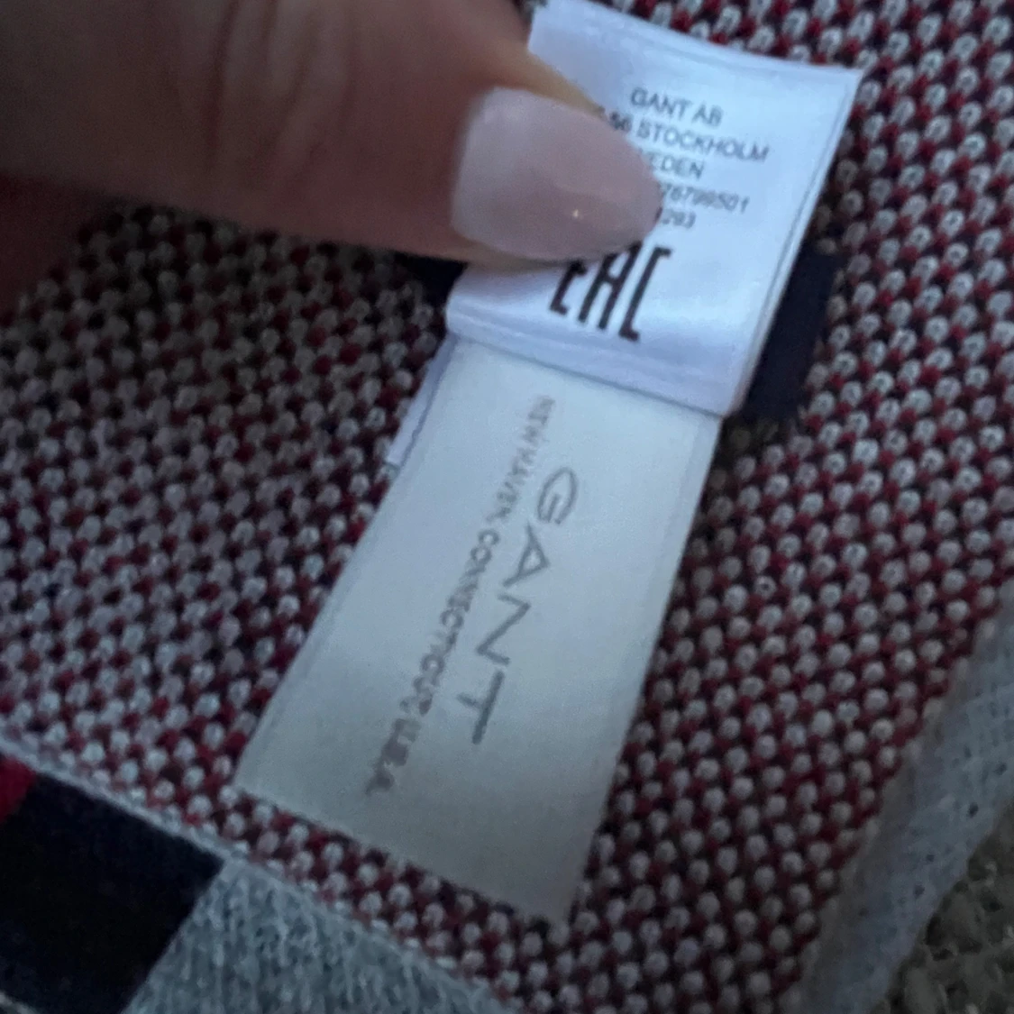 Stickad halsduk från GANT i grått och rött - 4