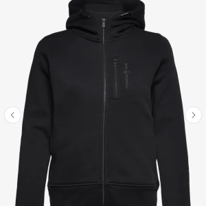 Mörkblå hoodie från Sail Racing - Säljer mörkblå hoodie från sailracing (kan sicka bild på den vid intresse) Kvaliten är som ny då jag alldrig använder den.