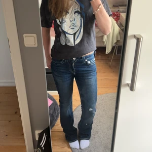 True Religion blå bootcut jeans - Säljer mina jättesnygga true religions. Jeansen är helt nya och har bara använts 2 ggr, därför jag säljer så pass dyrt . Dom är i modellen Becca och har supersnygga fickor. Säljer för att jag tyvärr tycker att dom inte sittet helt bra  på mig och kommer därför inte till användning. Jag kan sänka pris vi snabb affär! Men så snygga!!💓💓