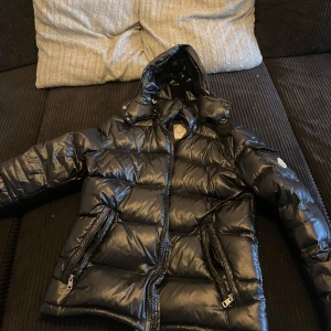 Moncler Maya jacka - Säljer min fina Moncler Maya jacka då jag vill köpa en annan vinter jacka. Mycket bra skick ( som ny) skriv för fler frågor eller bilder